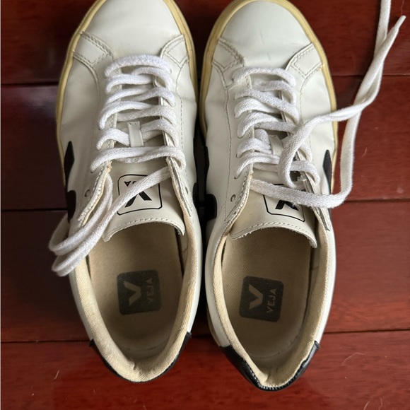 Veja leather shoes - Picture 2 of 5